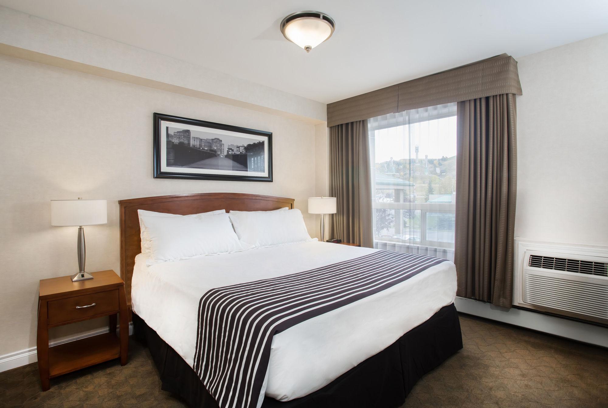 Sandman Hotel & Suites Calgary West Exterior photo